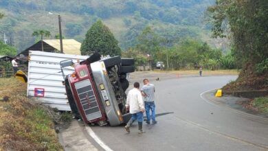 Photo of Se vuelca camión en vía del Cusiana